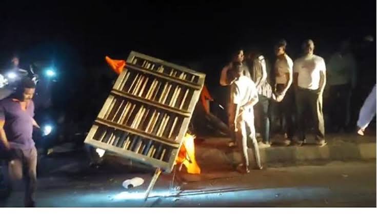 #शिवजयंती झेंडे लावताना काळाचा घाला, 2 जणांचा जागीच मृत्यू